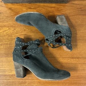 Frye Women Gray Suede Strap Zip Boho Heeled Ankle Boots Size 9.5
